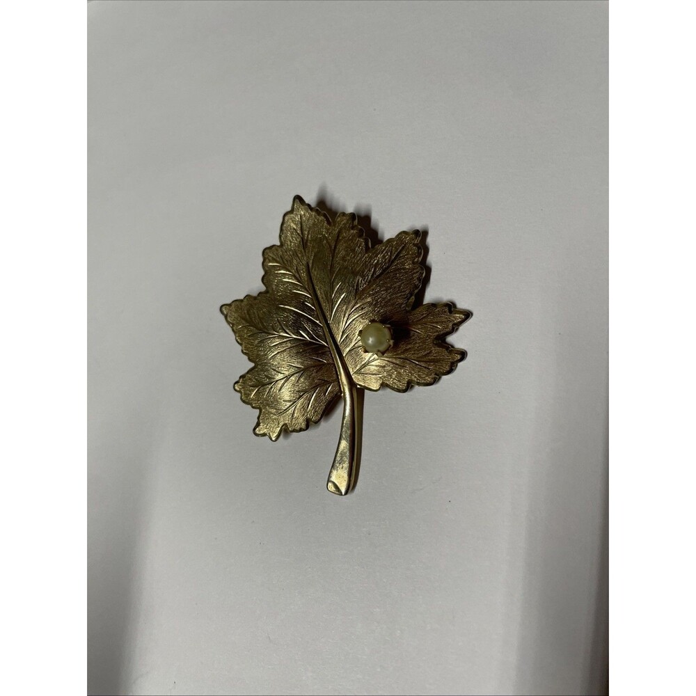 SARAH COVENTRY GOLDTONE MAPLE LEAF BROOCH WITH FAUX PEARL